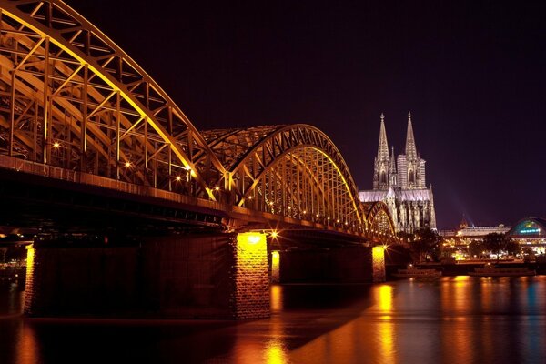 Vue nocturne de la cathédrale depuis le pont