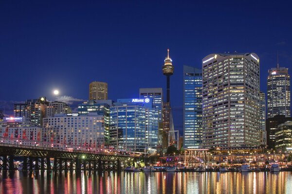 Der Sydney Centerpoint Tower im Licht der nächtlichen Stadt