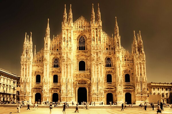 Hermosa catedral gótica en Italia