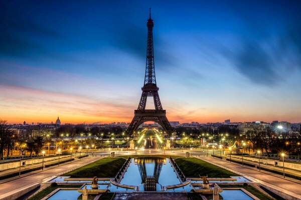 Photo of a sunset in Paris. Evening city. K