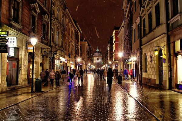 Polen. Krakau. Abendstraße der Stadt