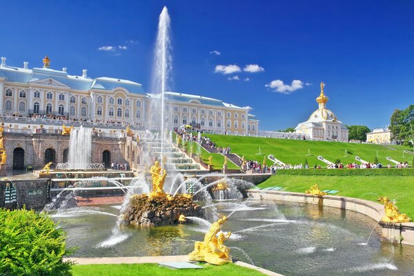 Peterhof, Petrodvorets, San Pietroburgo, Russia, fontane in estate su uno sfondo di cielo blu