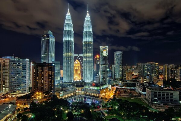 Wolkenkratzer von Malaysia auf dem Hintergrund des Nachthimmels