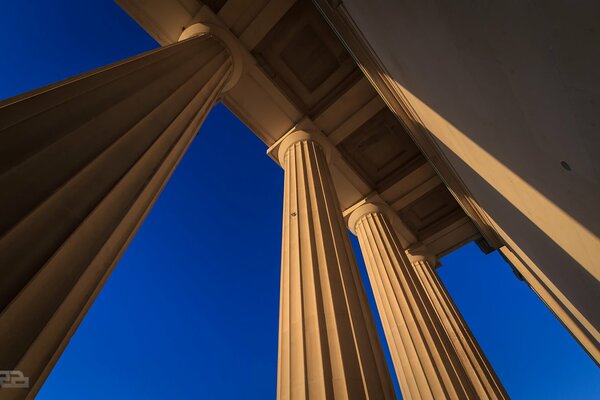 Les colonnes du bâtiment de la ville vont dans le ciel