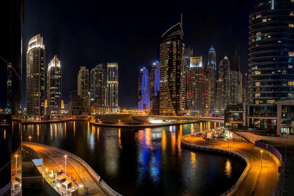 Die Nachtschönheiten von Dubai. Wolkenkratzer leuchten mit Lichtern