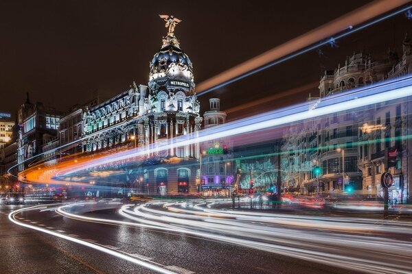 Nacht Madrid im Licht der elektrischen Laternen