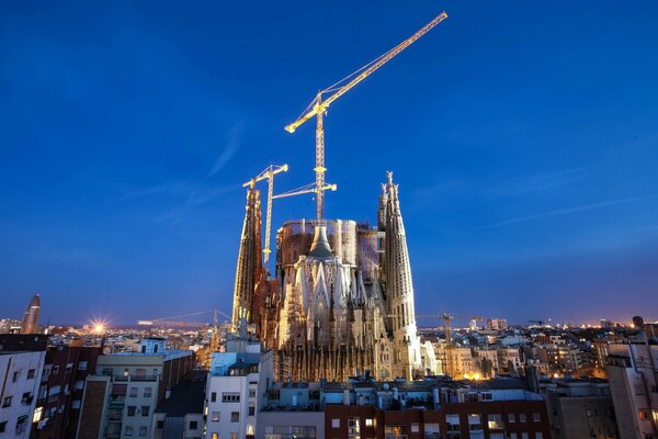 Widok na nocny kościół w Barcelonie