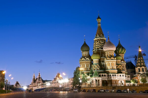 Las luces del Kremlin y la Iglesia de San Basilio en Moscú en el fondo del cielo azul de la noche
