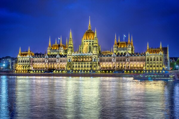 Bâtiment du Parlement de Budapest dans la nuit
