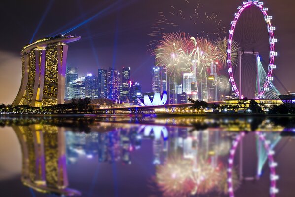 Singapur-Nacht mit Beleuchtung, Lichtern und Feuerwerk