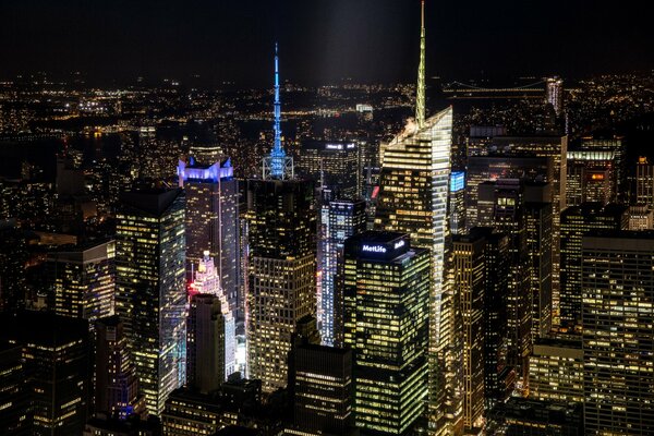 Ein Foto des nächtlichen New Yorks. Große Hochhäuser