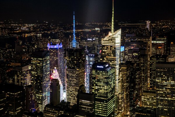 Fotografía de la noche de nueva York. Grandes rascacielos