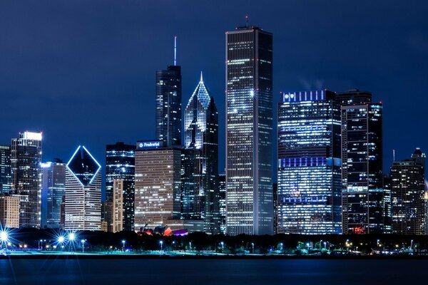Rascacielos a lo largo del río en la ciudad nocturna de Chicago