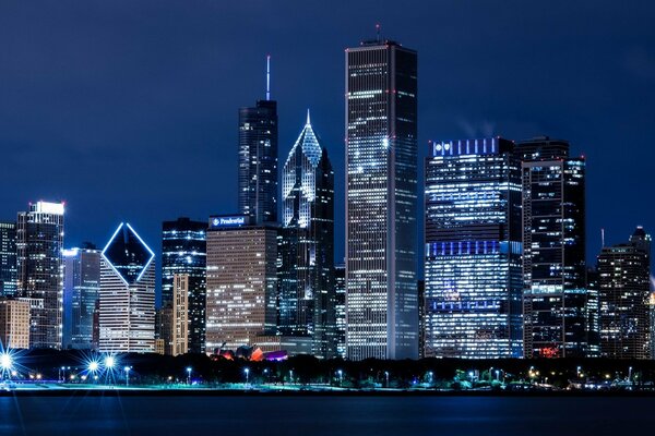 Grattacieli lungo il fiume nella città notturna di Chicago