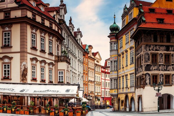 Rue romantique à Prague avec un café