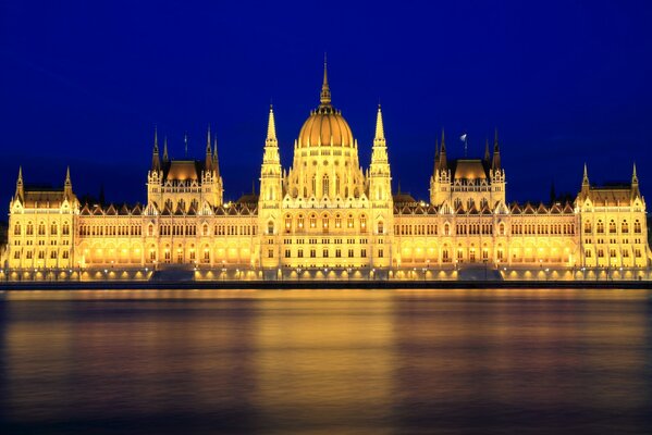 Bâtiment du Parlement hongrois sur fond de ciel nocturne