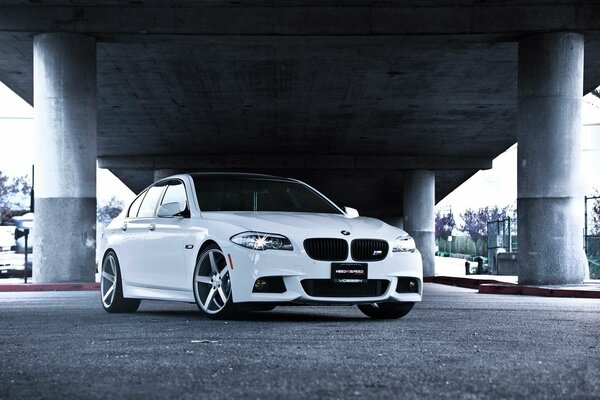 BMW blanc sur fond gris