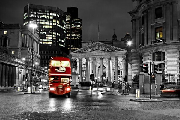 Londres. Bus flou dans les rues nocturnes de la ville