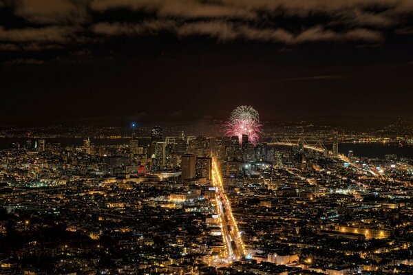 Blick auf das Feuerwerk in San Francisco bei Nacht