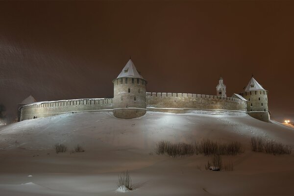 Северная часть новгородского кремля под зимним ночным небом