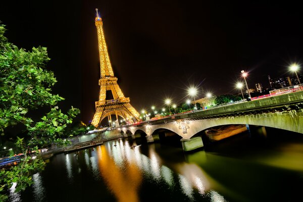 Эйфелева башня в ночном Париже