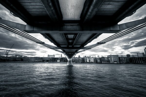 Die Millennium Bridge in Schwarz und Weiß