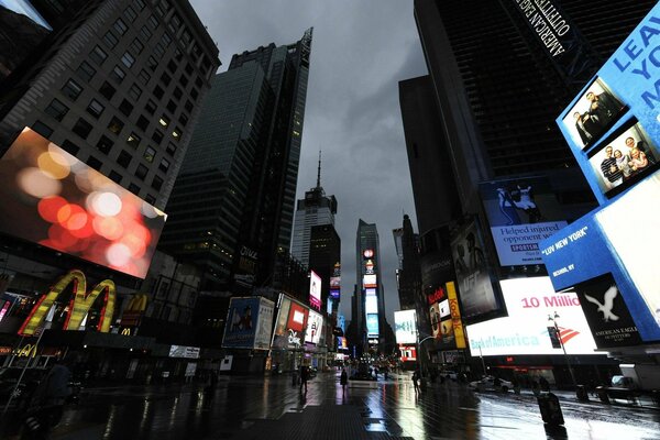Uragano Sandy sullo sfondo dei grattacieli di New York