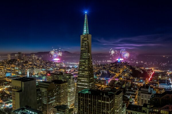 Fuegos artificiales festivos sobre la noche de San Francisco