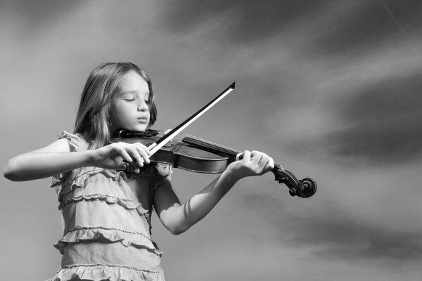 Black and white photo of a girl with a violin