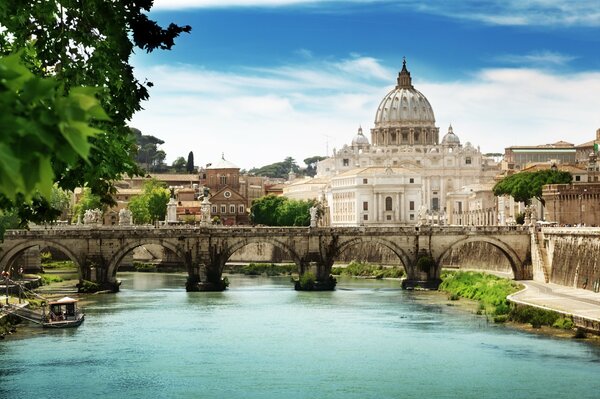 Basilique Saint-Marc en Italie sur fond de ciel, rivière et pont