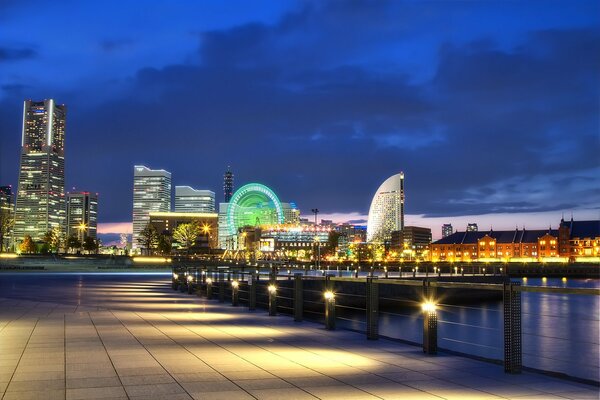 Blick auf den Hafen von Yokohama bei Nacht