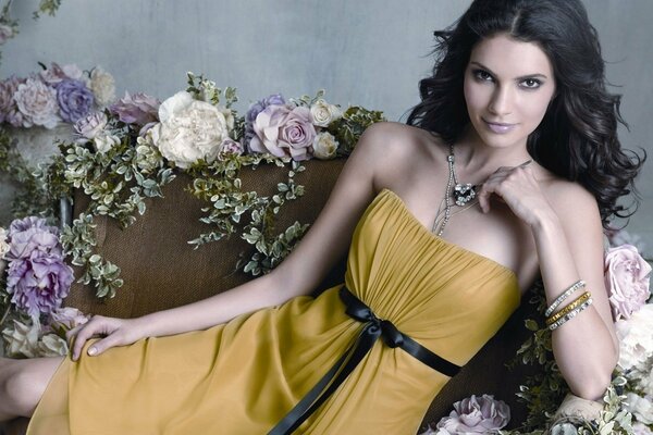 Teresa moore chica con un vestido amarillo en flores