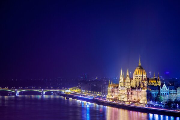 Widok Z Dunaju na lśniący Budapeszt