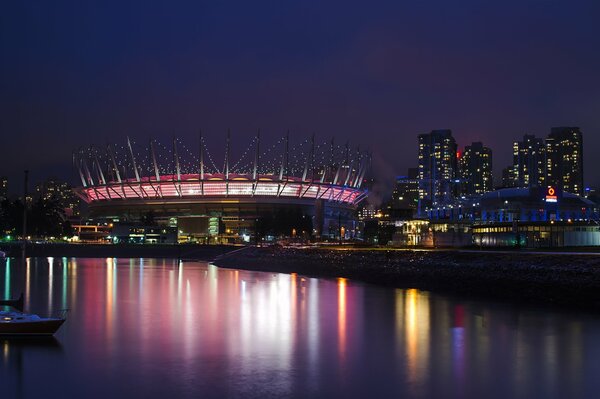 Vista dalla baia dell illuminazione dello stadio di Vancouver di notte