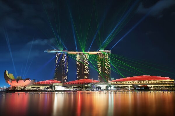 Jardines de la bahía en Singapur por la noche