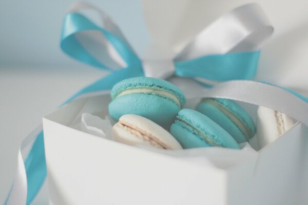 Galletas azules y blancas en Caja blanca con cinta azul y blancay sobre fondo blanco