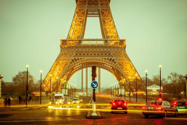 La strada di Poriges sotto la Torre Eiffel