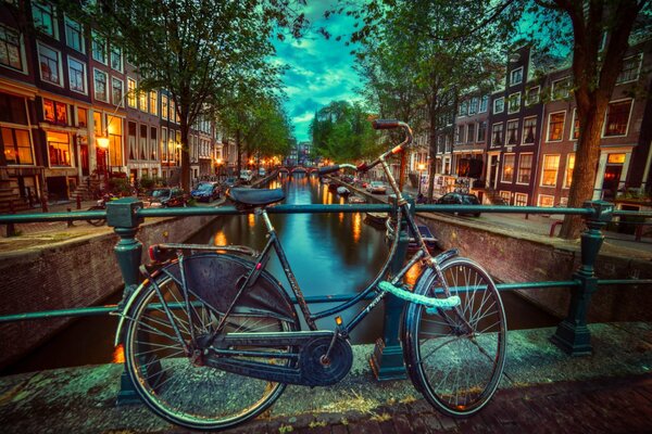 Bicicleta vieja en el puente en los países bajos de la tarde