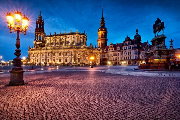 Nächtliches Dresden bei Laternenlicht