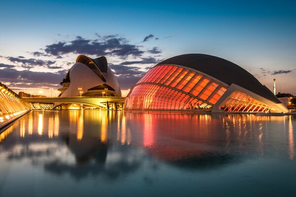 Architecture inhabituelle au coucher du soleil. Beaucoup de lumières