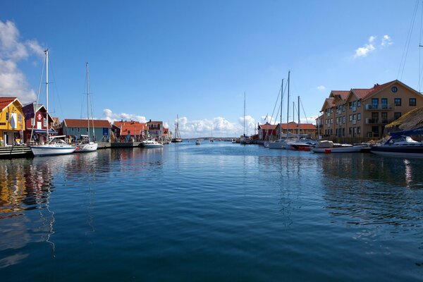 Steg in Schweden. Klarer Himmel und ruhiges Wasser