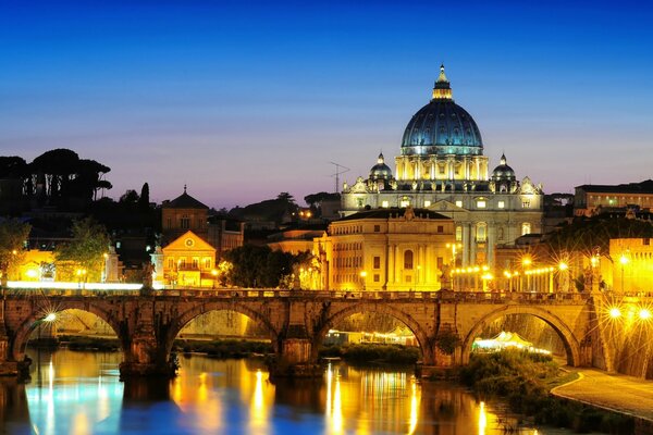 Ponte dell angelo santo nel bagliore dei lampioni