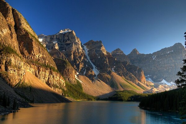 Río de montaña al atardecer