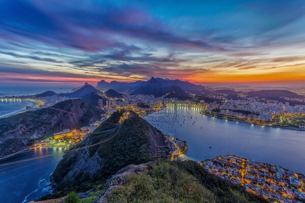 Montagnes et ville sur fond de coucher de soleil