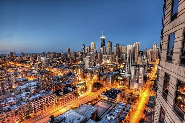 Zdjęcie wieczornych drapaczy chmur w Chicago