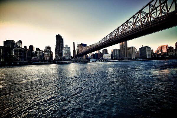 Enorme puente sobre el río de nueva York