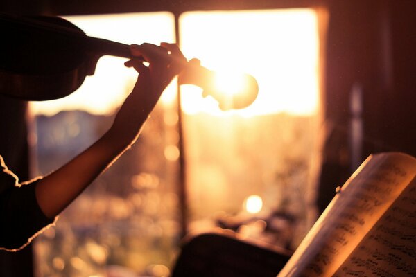 Licht im Fenster und eine Geige mit Noten