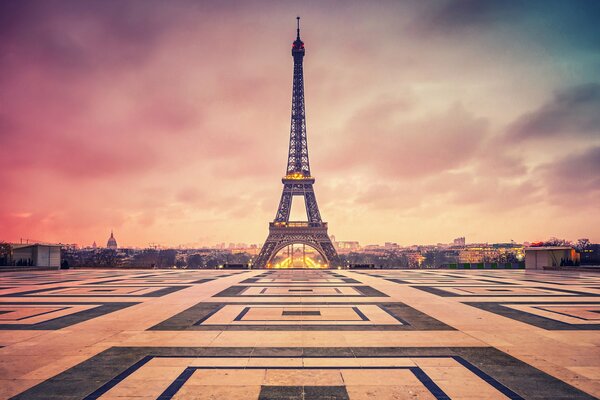 Tour Eiffel. La montre du crépuscule