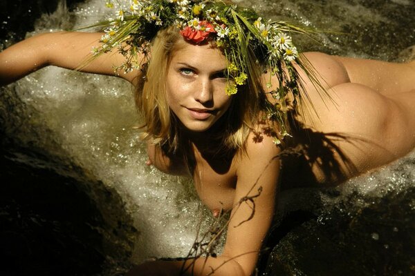 Hermosa chica con flores en la cabeza