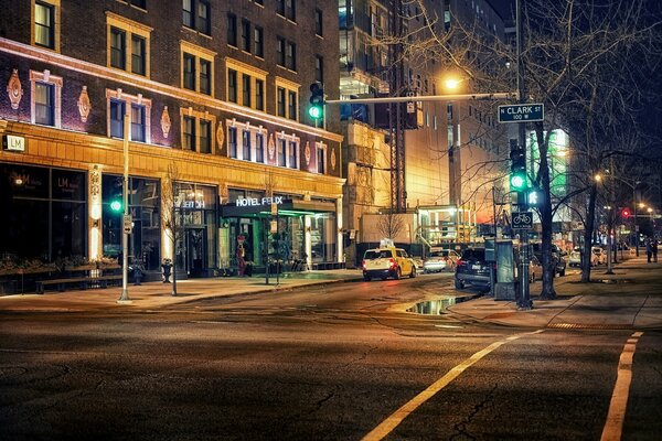 Strada notturna della città di Chicago